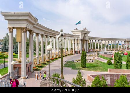 Colonnato del primo Parco del Presidente - un punto di riferimento urbano ad Almaty, Kazakhstan Foto Stock