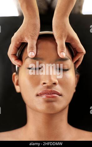 Donna che riceve un rinfrescante trattamento viso naturale presso il padiglione relax all'aperto della Rebab Spa a Kayumanis Gangsa, Bali, Indonesia Foto Stock