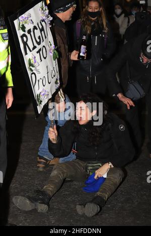 Londra, Inghilterra, Regno Unito 15 gennaio 2022 Un solo manifestante siede nella strada a Westminster dopo una marcia da Lincolns Inn Fields a Parliament Square in opposizione alla polizia, al crimine, alla condanna e alla legge dei tribunali Foto Stock
