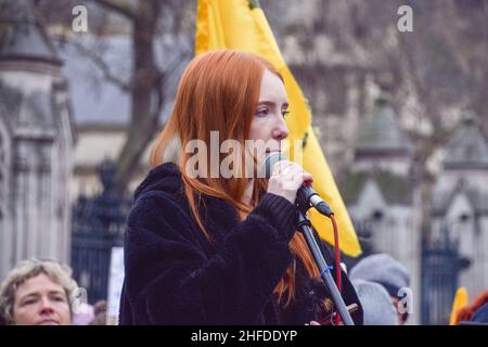 Londra, Regno Unito 15th gennaio 2022. L'attivista Patsy Stevenson, arrestato nella veglia Sarah Everard, parla in Piazza del Parlamento durante la protesta Kill the Bill. Migliaia di persone hanno marciato attraverso il centro di Londra per protestare contro la polizia, il crimine, la condanna e la legge giudiziaria, che renderà molti tipi di protesta illegale. Credit: Vuk Valcic / Alamy Live News Foto Stock
