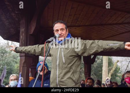 Londra, Regno Unito 15th gennaio 2022. Il comico Mark Thomas parla ai manifestanti di Lincoln's Inn Fields durante la protesta Kill the Bill. Migliaia di persone hanno marciato attraverso il centro di Londra per protestare contro la polizia, il crimine, la condanna e la legge giudiziaria, che renderà molti tipi di protesta illegale. Credit: Vuk Valcic / Alamy Live News Foto Stock