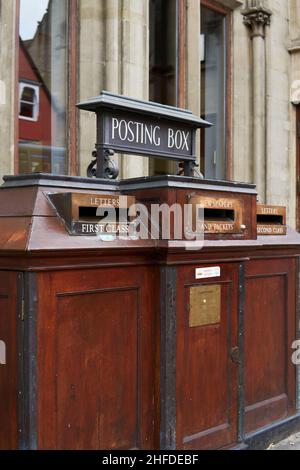 OXFORD, Regno Unito - 13 aprile 2021 Vintage Royal Mail Post Box a Oxford Foto Stock