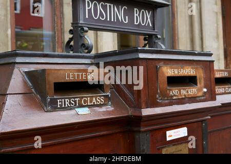 OXFORD, Regno Unito - 13 aprile 2021 Vintage Royal Mail Post Box a Oxford Foto Stock