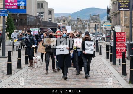 INVERNESS, HIGHLAND, REGNO UNITO. 15th Jan 2022. Questo è il Kill The Bill protesta - polizia, crimine, condanna e tribunali (PCSC) Bill a Inverness, Highland, Scozia il 15 gennaio 2022. Credit: JASPERIMAGE/Alamy Live News Foto Stock