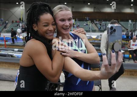 Kristen Brown (a sinistra) e Katie Nageotte posano durante l'UCS Spirit National Pole Vault Summit al Reno-Sparks Livestock Events Center, venerdì 14 gennaio 2022, a Reno, N° Foto Stock