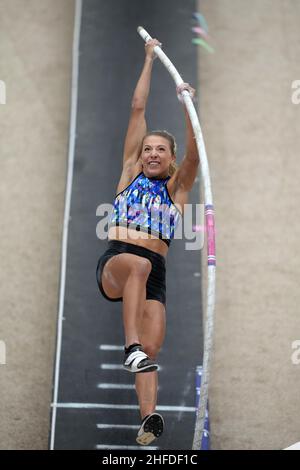 Marissa Kalsey si piazza settima a 13-11 1/2 (4,25 m) nella competizione femminile d'élite durante l'UCS Spirit National Pole Vault Summit al Reno-Spark Foto Stock