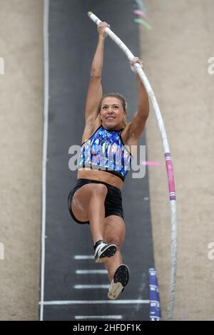 Marissa Kalsey si piazza settima a 13-11 1/2 (4,25 m) nella competizione femminile d'élite durante l'UCS Spirit National Pole Vault Summit al Reno-Spark Foto Stock