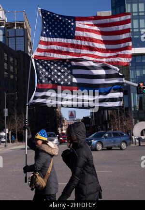 15 gennaio 2022, Boston, Massachusetts, Stati Uniti d'America: I dimostranti del mandato di vaccino anti COVID-19 si radunano prima di marciare il centro di Boston contro il mandato di Boston. Il sindaco di Boston Michelle Wu ha annunciato che la dimostrazione della vaccinazione contro il COVID-19 è necessaria all'ingresso in alcuni spazi interni a Boston, in quanto i mandati per il vaccino indoor Citys entrano in vigore il 15 gennaio 2022. La città ha anche annunciato che richiederà la vaccinazione di tutti i dipendenti della città sulla stessa linea temporale (15 gennaio per la prima dose e 15 febbraio per la seconda dose), a meno che non sia concessa una sistemazione ragionevole per il medico o re Foto Stock