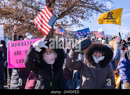 15 gennaio 2022, Boston, Massachusetts, Stati Uniti d'America: I dimostranti del mandato di vaccino anti COVID-19 si radunano prima di marciare il centro di Boston contro il mandato di Boston. Il sindaco di Boston Michelle Wu ha annunciato che la dimostrazione della vaccinazione contro il COVID-19 è necessaria all'ingresso in alcuni spazi interni a Boston, in quanto i mandati per il vaccino indoor Citys entrano in vigore il 15 gennaio 2022. La città ha anche annunciato che richiederà la vaccinazione di tutti i dipendenti della città sulla stessa linea temporale (15 gennaio per la prima dose e 15 febbraio per la seconda dose), a meno che non sia concessa una sistemazione ragionevole per il medico o re Foto Stock