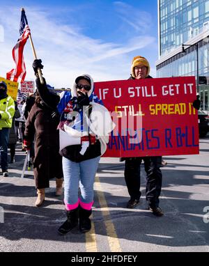 15 gennaio 2022, Boston, Massachusetts, Stati Uniti d'America: I manifestanti del mandato di vaccino anti COVID-19 marciano contro il mandato di Boston. Il sindaco di Boston Michelle Wu ha annunciato che la dimostrazione della vaccinazione contro il COVID-19 è necessaria all'ingresso in alcuni spazi interni a Boston, in quanto i mandati per il vaccino indoor Citys entrano in vigore il 15 gennaio 2022. La città ha anche annunciato che richiederà la vaccinazione di tutti i dipendenti della città sulla stessa linea temporale (15 gennaio per la prima dose e 15 febbraio per la seconda dose), a meno che non venga concessa una sistemazione ragionevole per motivi medici o religiosi Foto Stock