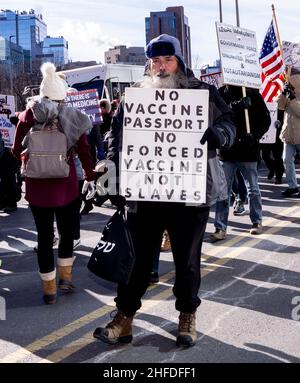 15 gennaio 2022, Boston, Massachusetts, Stati Uniti d'America: I manifestanti del mandato di vaccino anti COVID-19 marciano contro il mandato di Boston. Il sindaco di Boston Michelle Wu ha annunciato che la dimostrazione della vaccinazione contro il COVID-19 è necessaria all'ingresso in alcuni spazi interni a Boston, in quanto i mandati per il vaccino indoor Citys entrano in vigore il 15 gennaio 2022. La città ha anche annunciato che richiederà la vaccinazione di tutti i dipendenti della città sulla stessa linea temporale (15 gennaio per la prima dose e 15 febbraio per la seconda dose), a meno che non venga concessa una sistemazione ragionevole per motivi medici o religiosi Foto Stock