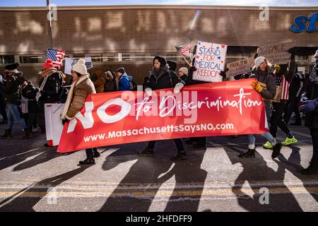 15 gennaio 2022, Boston, Massachusetts, Stati Uniti d'America: I manifestanti del mandato di vaccino anti COVID-19 marciano contro il mandato di Boston. Il sindaco di Boston Michelle Wu ha annunciato che la dimostrazione della vaccinazione contro il COVID-19 è necessaria all'ingresso in alcuni spazi interni a Boston, in quanto i mandati per il vaccino indoor Citys entrano in vigore il 15 gennaio 2022. La città ha anche annunciato che richiederà la vaccinazione di tutti i dipendenti della città sulla stessa linea temporale (15 gennaio per la prima dose e 15 febbraio per la seconda dose), a meno che non venga concessa una sistemazione ragionevole per motivi medici o religiosi Foto Stock