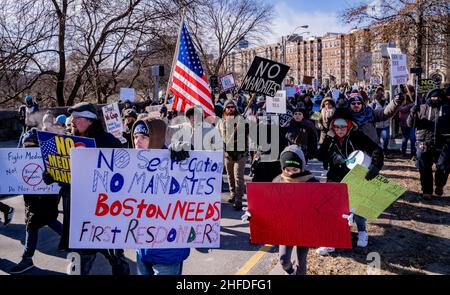 15 gennaio 2022, Boston, Massachusetts, Stati Uniti d'America: I manifestanti del mandato di vaccino anti COVID-19 marciano contro il mandato di Boston. Il sindaco di Boston Michelle Wu ha annunciato che la dimostrazione della vaccinazione contro il COVID-19 è necessaria all'ingresso in alcuni spazi interni a Boston, in quanto i mandati per il vaccino indoor Citys entrano in vigore il 15 gennaio 2022. La città ha anche annunciato che richiederà la vaccinazione di tutti i dipendenti della città sulla stessa linea temporale (15 gennaio per la prima dose e 15 febbraio per la seconda dose), a meno che non venga concessa una sistemazione ragionevole per motivi medici o religiosi Foto Stock