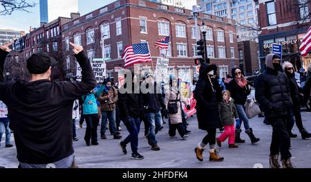 15 gennaio 2022, Boston, Massachusetts, Stati Uniti d'America: I manifestanti del mandato di vaccino anti COVID-19 marciano contro il mandato di Boston. Il sindaco di Boston Michelle Wu ha annunciato che la dimostrazione della vaccinazione contro il COVID-19 è necessaria all'ingresso in alcuni spazi interni a Boston, in quanto i mandati per il vaccino indoor Citys entrano in vigore il 15 gennaio 2022. La città ha anche annunciato che richiederà la vaccinazione di tutti i dipendenti della città sulla stessa linea temporale (15 gennaio per la prima dose e 15 febbraio per la seconda dose), a meno che non venga concessa una sistemazione ragionevole per motivi medici o religiosi Foto Stock