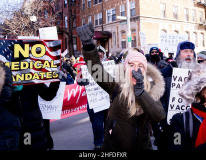 15 gennaio 2022, Boston, Massachusetts, Stati Uniti d'America: I manifestanti del mandato di vaccino anti COVID-19 marciano contro il mandato di Boston. Il sindaco di Boston Michelle Wu ha annunciato che la dimostrazione della vaccinazione contro il COVID-19 è necessaria all'ingresso in alcuni spazi interni a Boston, in quanto i mandati per il vaccino indoor Citys entrano in vigore il 15 gennaio 2022. La città ha anche annunciato che richiederà la vaccinazione di tutti i dipendenti della città sulla stessa linea temporale (15 gennaio per la prima dose e 15 febbraio per la seconda dose), a meno che non venga concessa una sistemazione ragionevole per motivi medici o religiosi Foto Stock