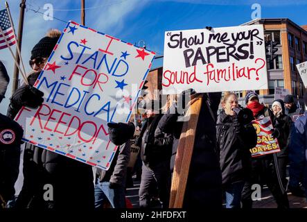 15 gennaio 2022, Boston, Massachusetts, Stati Uniti d'America: I manifestanti del mandato di vaccino anti COVID-19 marciano contro il mandato di Boston. Il sindaco di Boston Michelle Wu ha annunciato che la dimostrazione della vaccinazione contro il COVID-19 è necessaria all'ingresso in alcuni spazi interni a Boston, in quanto i mandati per il vaccino indoor Citys entrano in vigore il 15 gennaio 2022. La città ha anche annunciato che richiederà la vaccinazione di tutti i dipendenti della città sulla stessa linea temporale (15 gennaio per la prima dose e 15 febbraio per la seconda dose), a meno che non venga concessa una sistemazione ragionevole per motivi medici o religiosi Foto Stock