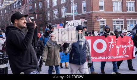 15 gennaio 2022, Boston, Massachusetts, Stati Uniti d'America: I manifestanti del mandato di vaccino anti COVID-19 marciano contro il mandato di Boston. Il sindaco di Boston Michelle Wu ha annunciato che la dimostrazione della vaccinazione contro il COVID-19 è necessaria all'ingresso in alcuni spazi interni a Boston, in quanto i mandati per il vaccino indoor Citys entrano in vigore il 15 gennaio 2022. La città ha anche annunciato che richiederà la vaccinazione di tutti i dipendenti della città sulla stessa linea temporale (15 gennaio per la prima dose e 15 febbraio per la seconda dose), a meno che non venga concessa una sistemazione ragionevole per motivi medici o religiosi Foto Stock