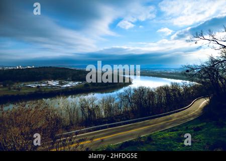 Un tranquillo fiume invernale a Chattanooga, TN, USA . Foto Stock