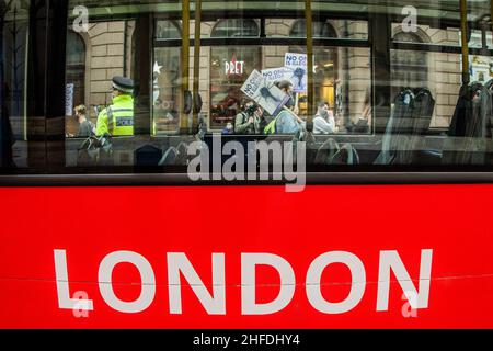 Londra, Inghilterra, Regno Unito. 15th Jan 2022. Londra, Regno Unito, 15th gennaio 2022. Le folle della campagna "Kill the Bill" fermano il traffico attraverso il centro della città per protestare contro la polizia, il crimine, la condanna e il tribunale Bill. La legge sulla polizia, la criminalità, la condanna e la giustizia è stata definita 'draconian' da molte parti. Se passasse nella sua versione originale e con le trecento pagine aggiunte all'ultimo minuto dal Segretario di Stato Priti Patel, imporrebbe rigide limitazioni ai diritti di protesta, di radunarsi, di associarsi e di muoversi liberamente in Gran Bretagna. (Credit Image: © Sabrina Merolla/ZUMA Foto Stock