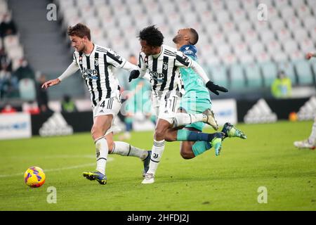 Daniele Rugani (Juventus FC) con Juan Cuadrado (Juventus FC) e Beto di Udinese Calcio durante la Serie Italiana Una partita di calcio tra Juventus FC e Udinese Calcio il 15 gennaio 2022 allo stadio Allianz di Torino Foto Stock