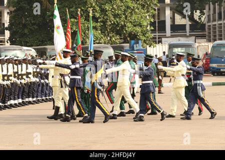 Lagos, Nigeria. 15th Jan 2022. I membri delle forze armate nigeriane partecipano alla cerimonia della Giornata della memoria delle forze armate a Lagos, Nigeria, il 15 gennaio 2022. Il 15 gennaio di ogni anno, la Nigeria ricorda i membri delle forze armate che morirono in servizio attivo, lottando per difendere l'unità del paese. Credit: Emma Houston/Xinhua/Alamy Live News Foto Stock