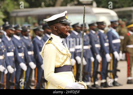 Lagos, Nigeria. 15th Jan 2022. I membri delle forze armate nigeriane partecipano alla cerimonia della Giornata della memoria delle forze armate a Lagos, Nigeria, il 15 gennaio 2022. Il 15 gennaio di ogni anno, la Nigeria ricorda i membri delle forze armate che morirono in servizio attivo, lottando per difendere l'unità del paese. Credit: Emma Houston/Xinhua/Alamy Live News Foto Stock