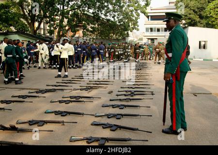 Lagos, Nigeria. 15th Jan 2022. Il personale militare deposita le armi prima della parata e della posa della corona per celebrare la Giornata della memoria delle forze armate nigeriane presso la Sala militare, TBS, Lagos, Nigeria. Ogni 15th gennaio, la Nigeria tiene la Giornata della memoria delle forze Armate per celebrare i suoi eroi caduti militari. Credit: Adekunle Ajayi/Alamy Live News Foto Stock