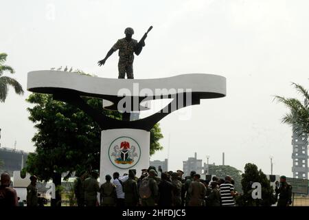 Lagos, Nigeria. 15th Jan 2022. Il personale militare si riunisce di fronte a Cenotaph di un soldato sconosciuto dopo la parata e la posa della corona per celebrare la Giornata della memoria delle forze armate nigeriane presso la Sala militare, TBS, Lagos, Nigeria. Ogni 15th gennaio, la Nigeria tiene la Giornata della memoria delle forze Armate per celebrare i suoi eroi caduti militari. Credit: Adekunle Ajayi/Alamy Live News Foto Stock