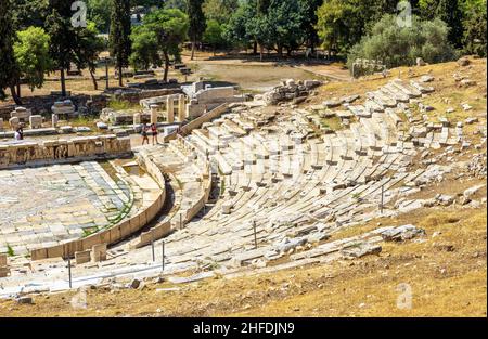 Atene - 8 maggio 2018: Teatro di Dioniso ai piedi dell'Acropoli, Atene, Grecia. E' famosa attrazione turistica di Atene. Antiche rovine greche nella città ce Foto Stock