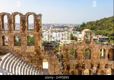 Atene vista da Odeon di Erodes Attico, Grecia, Europa. Antiche rovine greche che si affacciano sulla città. Il vecchio teatro di pietra ai piedi dell'Acropoli è un punto di riferimento di AT Foto Stock