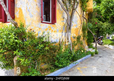 Strada accogliente nel distretto di Plaka, Atene, Grecia, Europa. Plaka è attrazione turistica di Atene. Strada panoramica e vecchia casa residenziale con piante in Ath Foto Stock