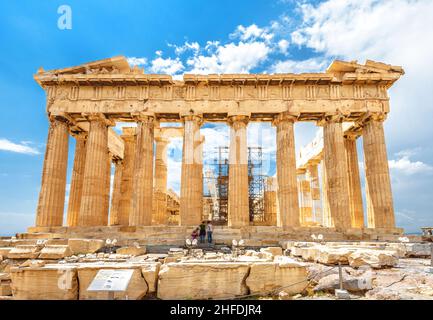 Atene - 8 maggio 2018: Tempio del Partenone sull'Acropoli di Atene, Grecia, Europa. E' il punto di riferimento principale di Atene. Famose rovine dell'edificio, antico monu greco Foto Stock