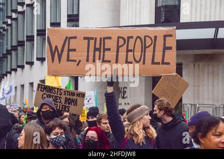 Londra, Regno Unito. 15th Jan 2022. Un dimostratore tiene un cartello "noi, il popolo" durante la protesta Kill the Bill.migliaia di persone hanno marciato attraverso il centro di Londra per protestare contro la polizia, il crimine, la condanna e la legge dei tribunali, che renderà molti tipi di protesta illegale. Credit: SOPA Images Limited/Alamy Live News Foto Stock