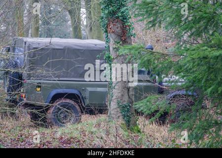 L'esercito britannico Land rover difensore 110 lupo 4x4 in azione su un esercizio militare, Salisbury Plain UK Foto Stock