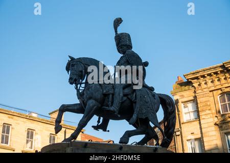 Primo piano della statua della "Marquessa di Londonderry" (Charles William Vane Tempest Stewart) situata in Market Place, Durham. Foto Stock