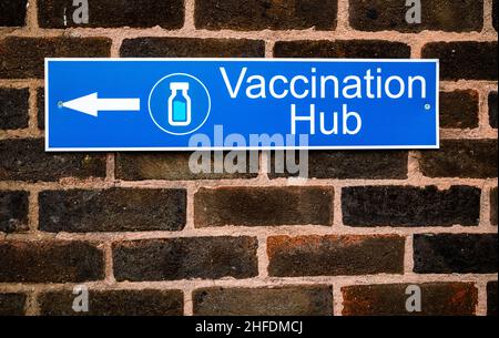 Un cartello informativo su un muro di mattoni per un centro di vaccinazione contro il coronavirus in Inghilterra, Regno Unito. Foto Stock