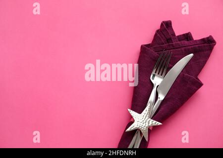 Eleganti posate su sfondo rosa Foto Stock