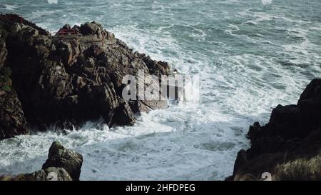 Le onde si infrangono tra le scogliere di Fanad Head Lighthouse. Coast of County Donegal. Grande onda dopo una tempesta. Foto Stock