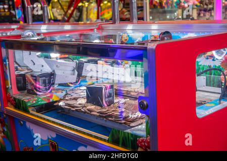 Una moneta che spinge la macchina in una sala giochi Foto Stock