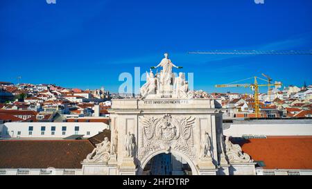 Vista aerea dell'Arco di Via Augusta da Piazza del Commercio a Lisbona, Portogallo. Foto Stock