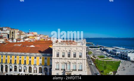 Lisbona, Portogallo - 13 gennaio 2022: Vista aerea del drone su Piazza del Commercio a Lisbona, Portogallo. Foto Stock