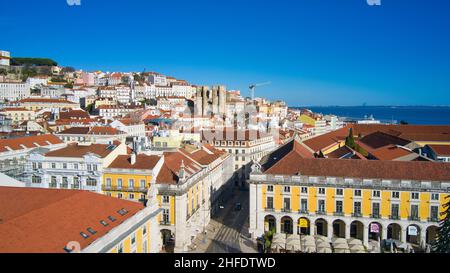 Lisbona, Portogallo - 13 gennaio 2022: Vista aerea dell'Arco di Via Augusta da Piazza del Commercio a Lisbona, Portogallo. Foto Stock