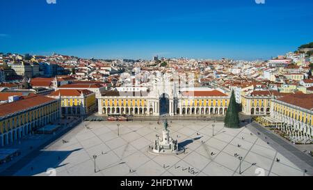 Vista aerea dell'Arco di Via Augusta da Piazza del Commercio a Lisbona, Portogallo. Giornata di sole con cielo blu. Giuseppe i statua del re portoghese. Foto Stock