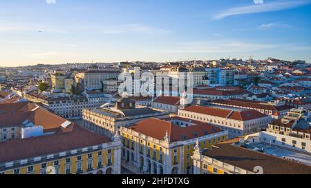 Lisbona, Portogallo - 13 gennaio 2022: Municipio di Lisbona. Vista aerea del drone da Commerce Square. Foto Stock