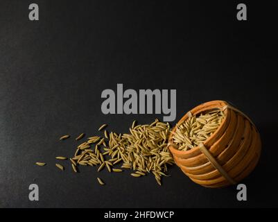 makar sankranti, tema laxmi puja con semi di risone, pentola di riso su sfondo scuro con tutti gli elementi essenziali. indiano bengalese cultura locale tradizionale cel Foto Stock