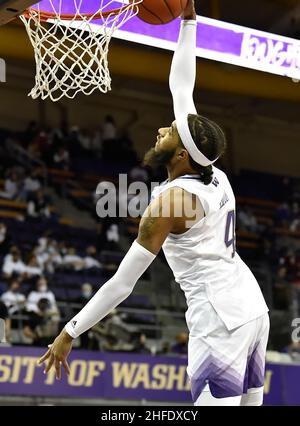 Gennaio, 15, 2022: Washington G PJ Fuller dunks durante i warmup per la partita di pallacanestro NCAA tra lo Stanford Cardinal e Washington Huskies all'HEC Edmundson Pavilion di Seattle, WA. Washington sconfisse Stanford 67-64. Steve Faber/CSM Foto Stock