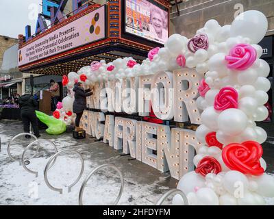 Oak Park, Illinois, Stati Uniti. 15th gennaio 2022. Il luogo di nascita del tardo Betty White celebra la sua memoria due giorni prima del suo 100th compleanno. Un lavoratore mette i tocchi finali su una lettura del display, 'grazie per essere un amico,' il titolo della canzone a tema del programma televisivo delle ragazze dorate. Foto Stock