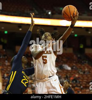 15 gennaio 2022: Texas Longhorns Forward DeYona Gaston (5) va al basket per un layup durante una partita di pallacanestro femminile NCAA tra Texas e West Virginia il 15 gennaio 2022 ad Austin, Texas. Texas ha vinto, 73-57. (Credit Image: © Scott Coleman/ZUMA Press Wire) Foto Stock