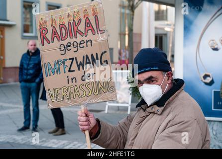 Amstetten, Austria - Gennaio 15 2022: Protester Holding Firma alla dimostrazione o protesta di MFG Menschen Freiheit Grundrechte Party contro Mandatory Foto Stock