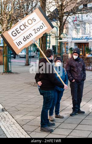 Amstetten, Austria - Gennaio 15 2022: Manifestanti Holding Firma alla dimostrazione o protesta di MFG Menschen Freiheit Grundrechte Party contro Mandatory Foto Stock